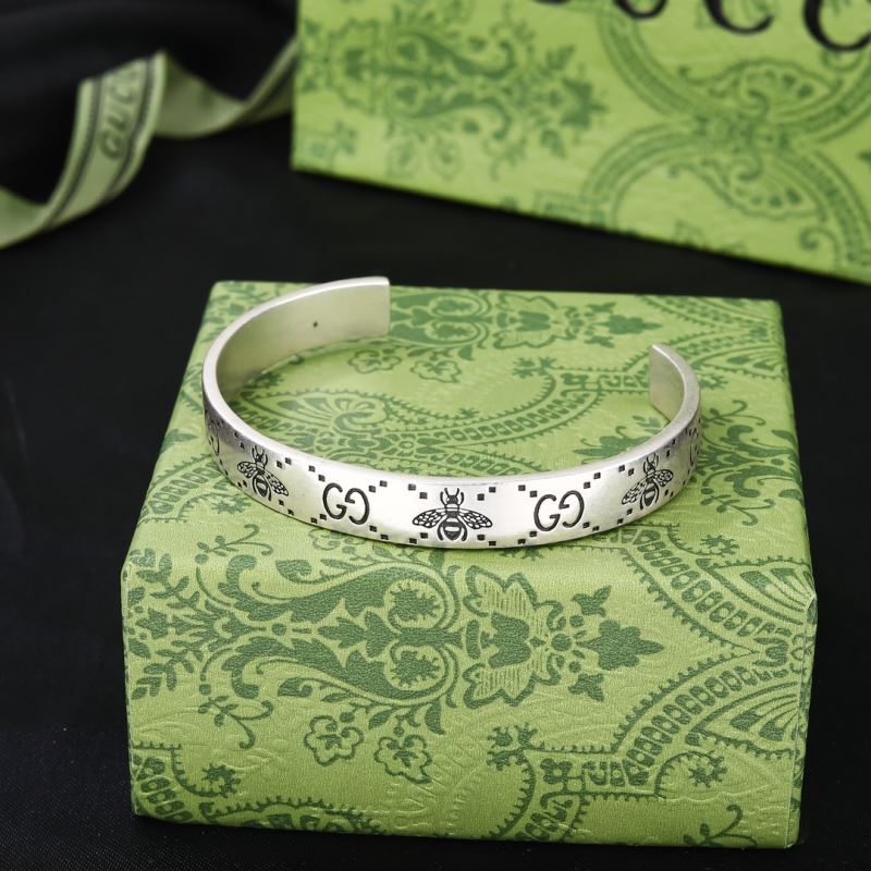 G*u*i bracelets